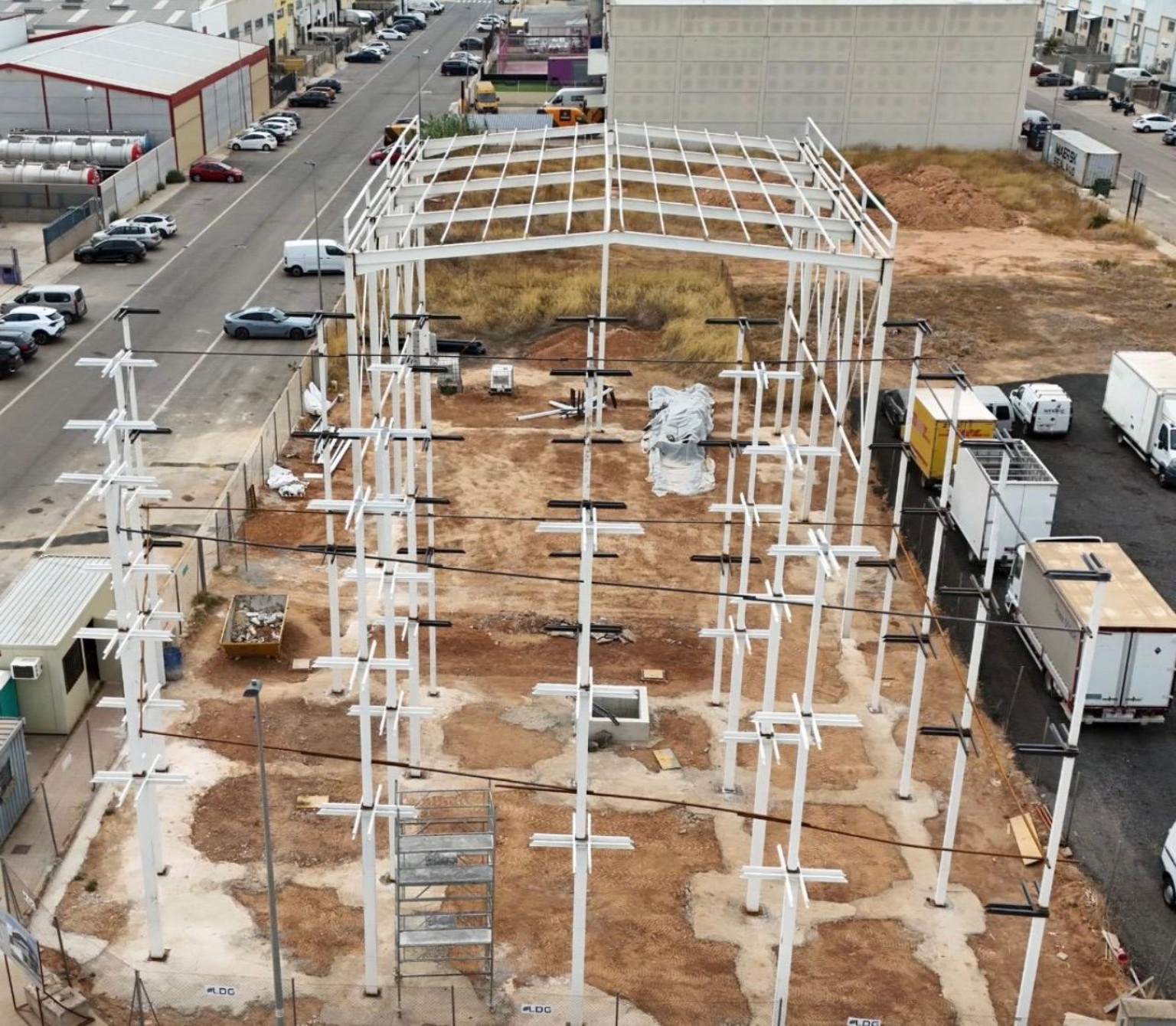 Estructura metálica de gran formato en montaje